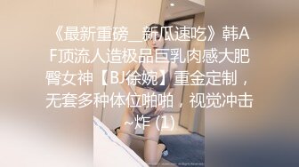 二月流出厕拍牛人手动背后俯视偷拍商场座厕2来尿尿的美女条纹衫美眉抓着门把撅着屁股尿