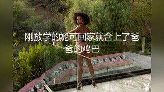 用扩阴器玩弄别人老婆嫩逼