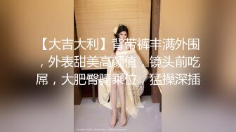 闯入小剧场女厕 偷拍尿的很急的牛仔裤美女