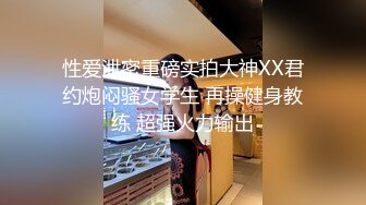   勾搭两个风骚女技师小哥想要啪啪，淫声荡语不断撩骚动手动脚，还让骚女打电话草她好刺激