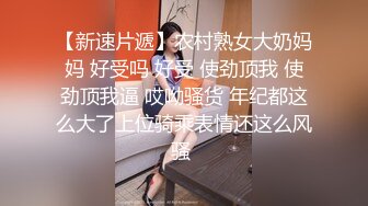 办公前台女职员上班期间兼职果聊,桌下把内裤扒到壹边露B,壹边盯着门口,怕同事发现