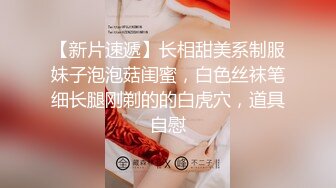 等电梯的少数民族着装美女 我们办公室一朵美丽的石榴花