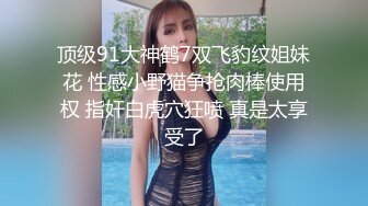 衣料比较少的白衣美女坐在沙发上就让人看的口干舌燥