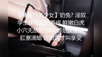 可爱的年轻金发女郎 Haley 和 Coco 一起来镇上。他们不是在找人，而是一个不知道是什么击中他的人……一个肌肉发达的大男人，他知道如何一次处理两个鞭炮。