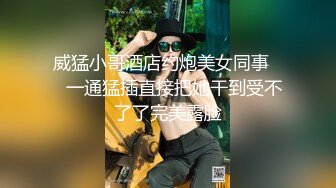 假期最后一天进门衣服都来不及脱完就翘起来屁股要被操的大学生母狗 现在学生发育的是真的好那么大的肥臀又圆又有型撞起来真的非常爽，听着这乖乖的声音就想更狠的冲刺